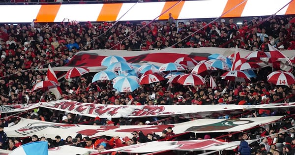 Leonardo Ponzio saludando a la hinchada de River Plate en el Estadio Mâs Monumental